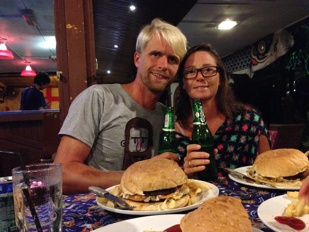 Rasmus og Helene med øl og store burgere hos Don't Tell Mama i Cherating