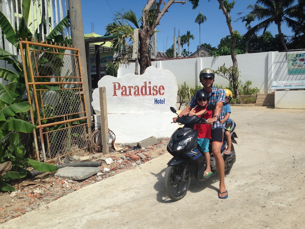 Oskar, Rasmus og Alfred på scooteren uden for Paradise Hotel