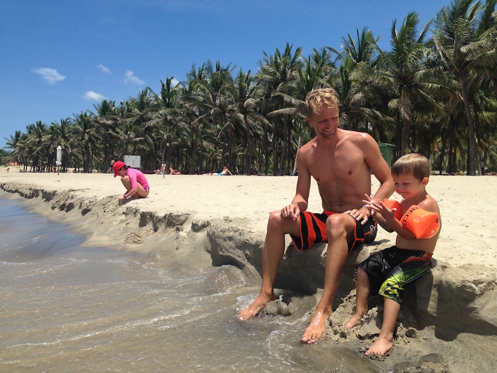 Rasmus og Alfred  sidder på stranden i Hoi An