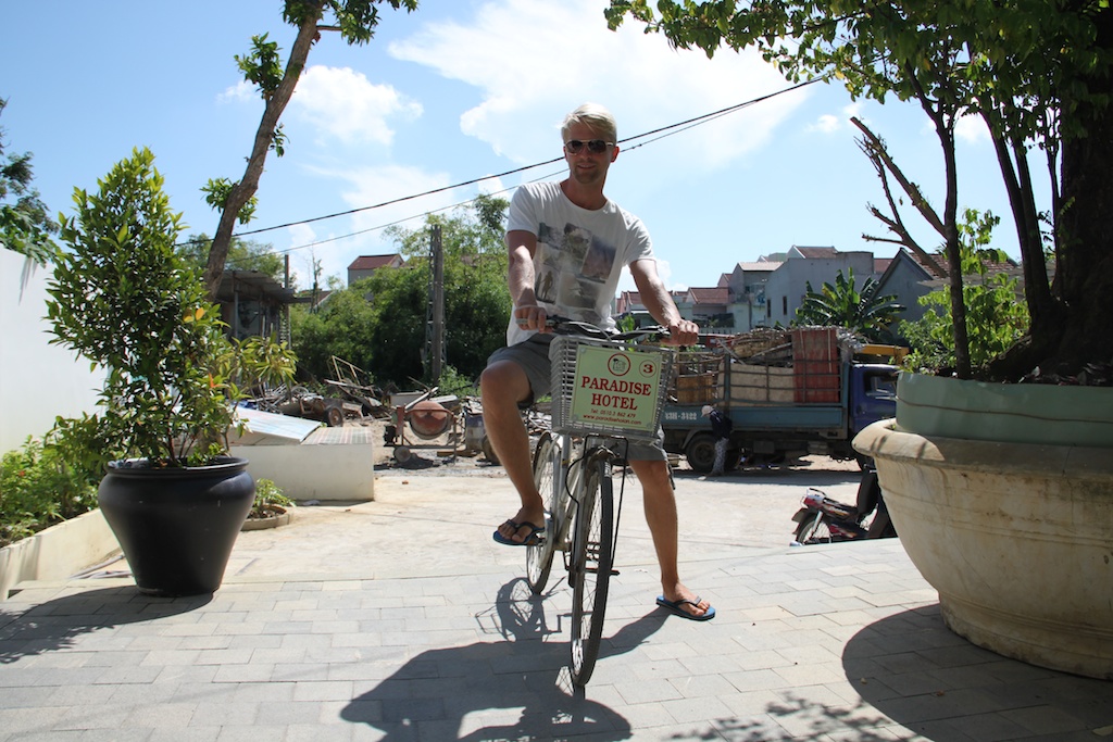 Rasmus på cykel. Paradise Hotel, Hoi An