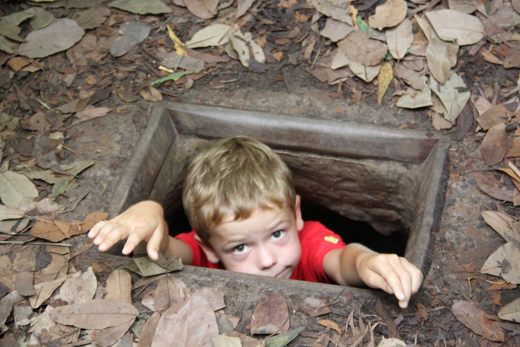 Oskar kigger op af hullet ned til tunnellen