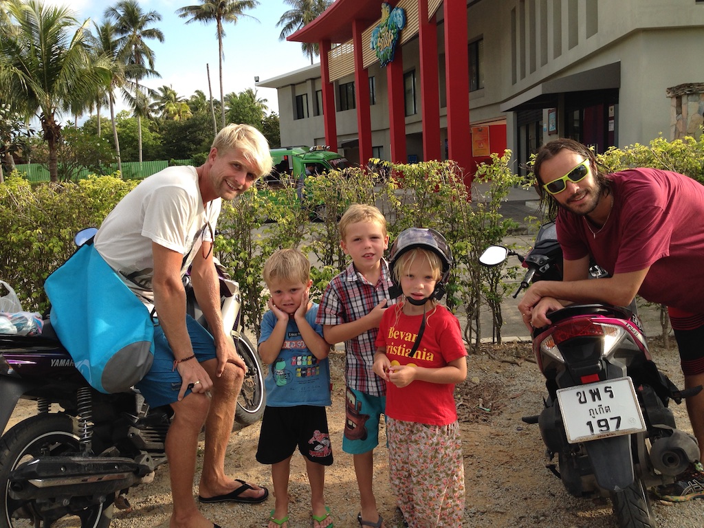 Rasmus, Alfred, Oskar, Ayla og Troels Bernth udenfor vandlandet på Phuket