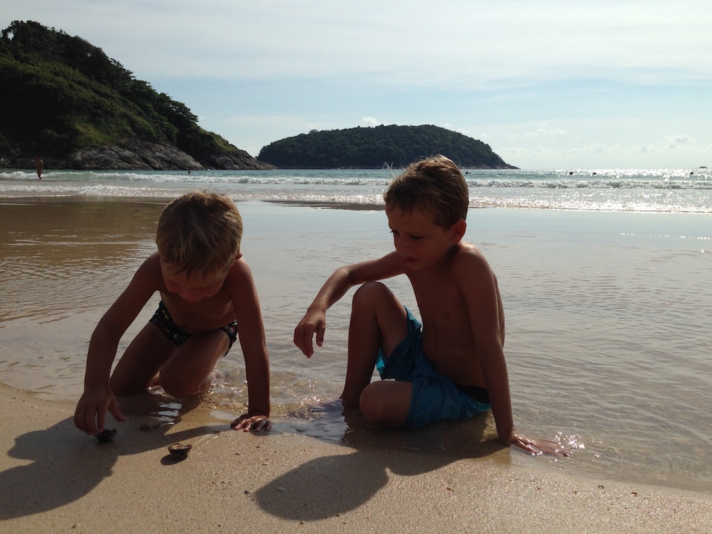 Alfred og Oskar leger i sandet på Nai	Harn Beach