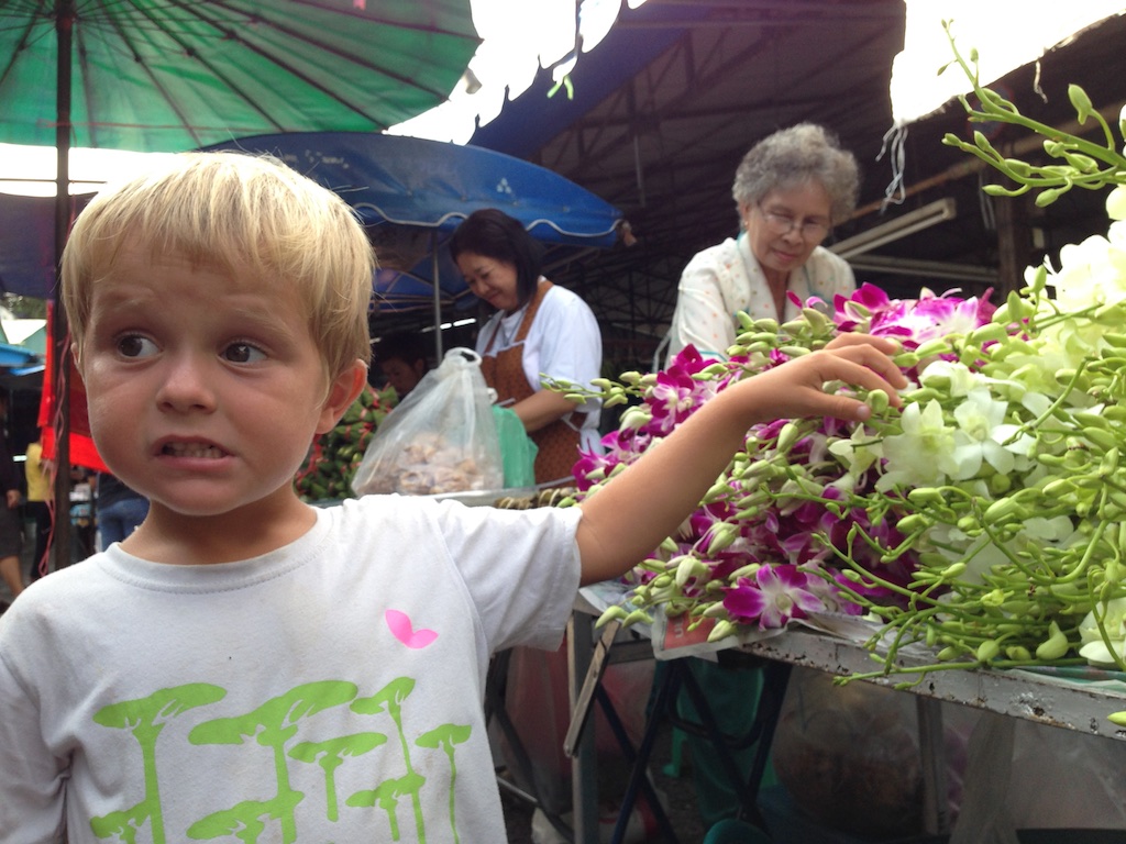 Alfred kigger på blomster på markedet i Phuket Town