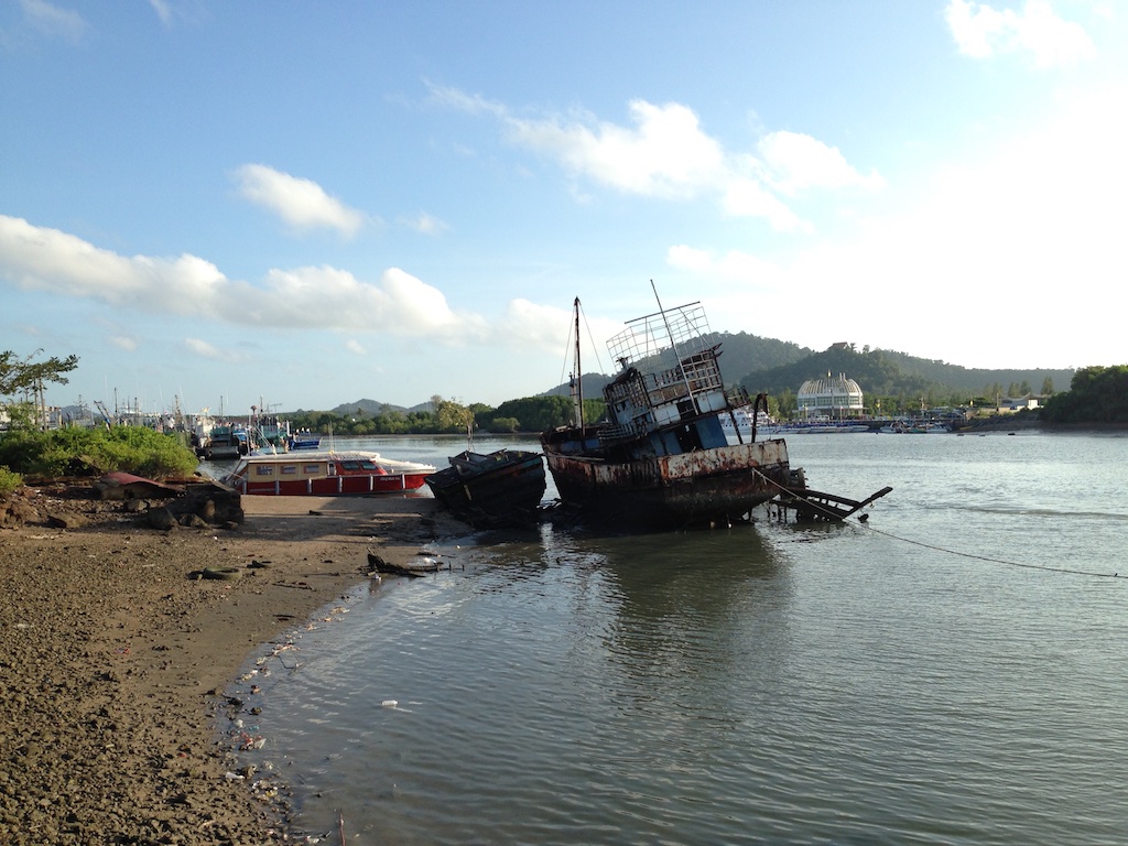Halvsunket vrag af en fiskerbåd ved Phuket Havn