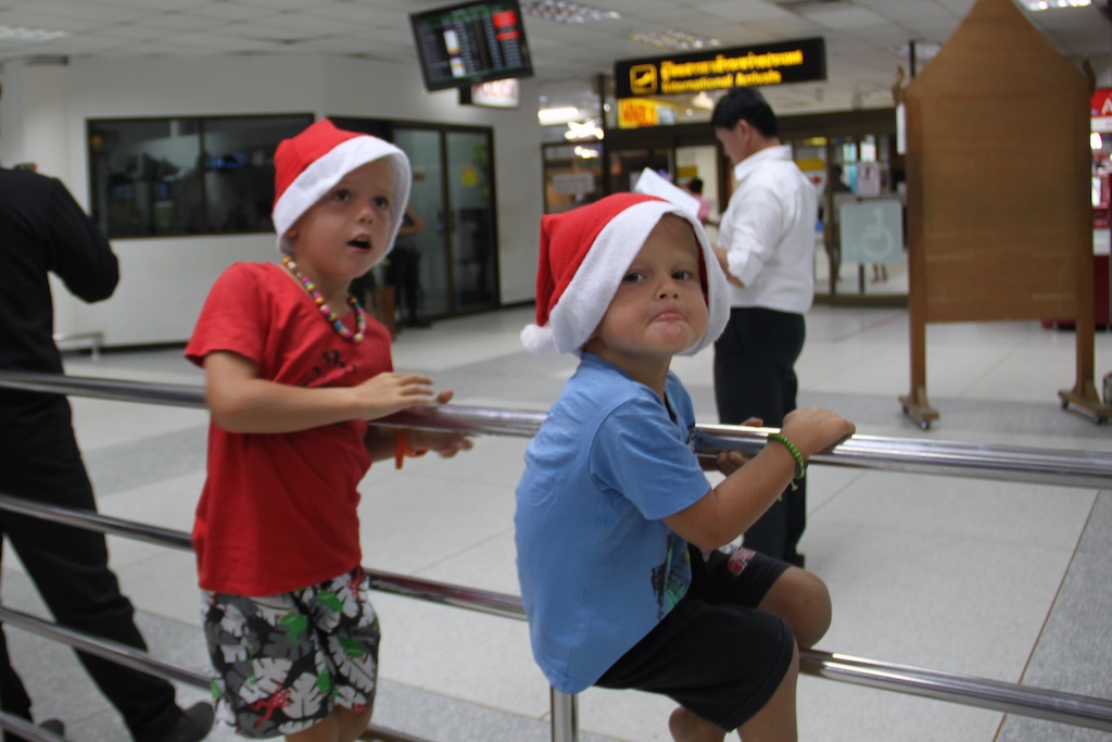 Oskar og Alfred kravler på gelænderet mens vi venter på mormor og morfar i lufhavnen på Phuket