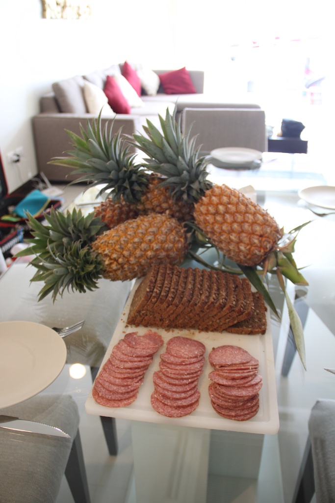 Rugbrød, spegepølse og ananas