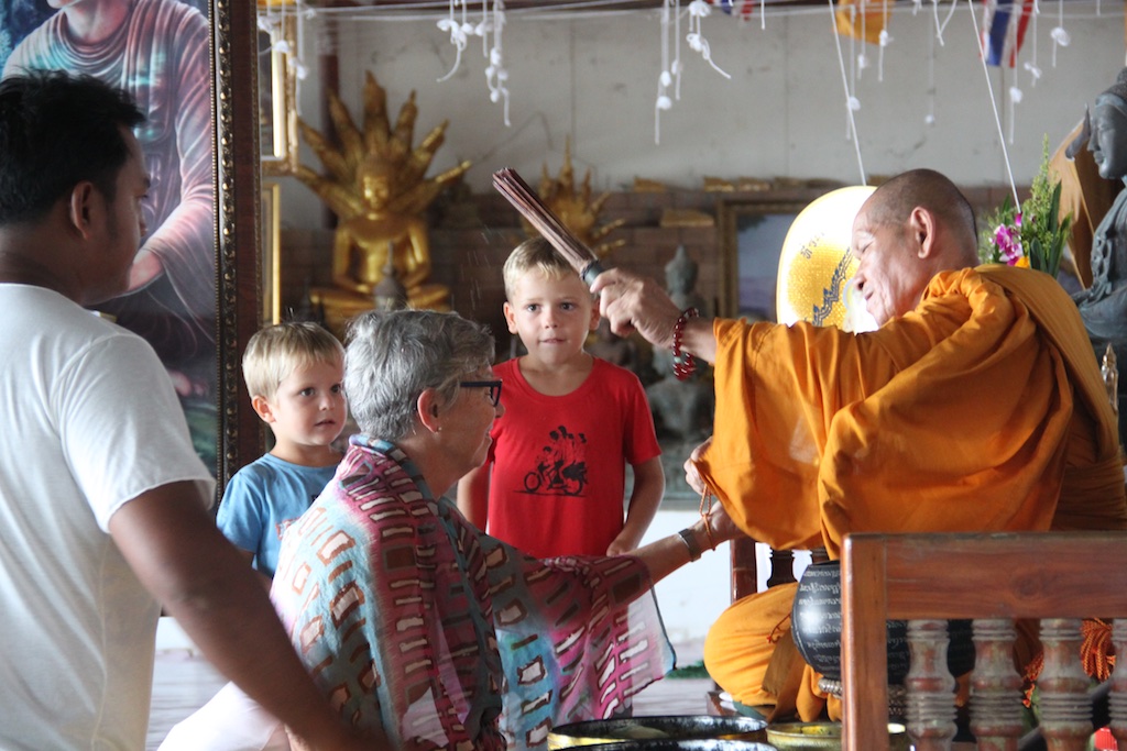 Lissi bliver velsignet af en buddhistisk munk