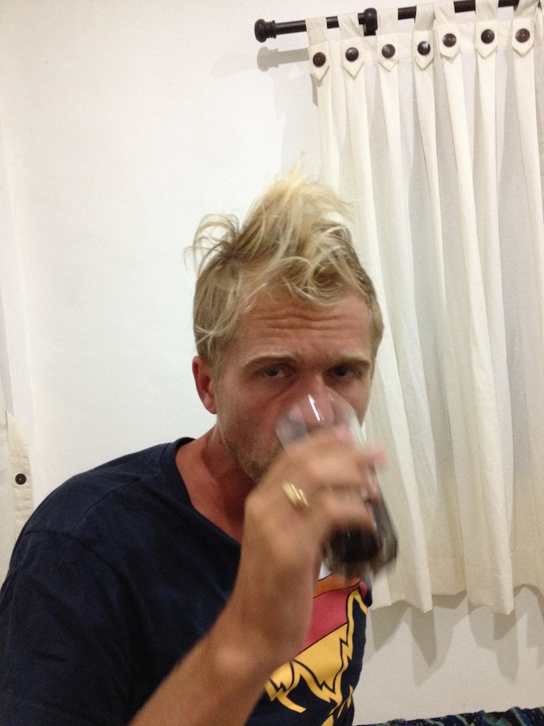Rasmus er syg og drikker cola i sengen i Villa Tepikali