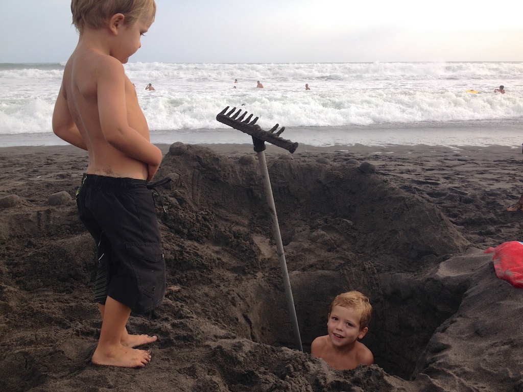 Oskar graver på Echo beach