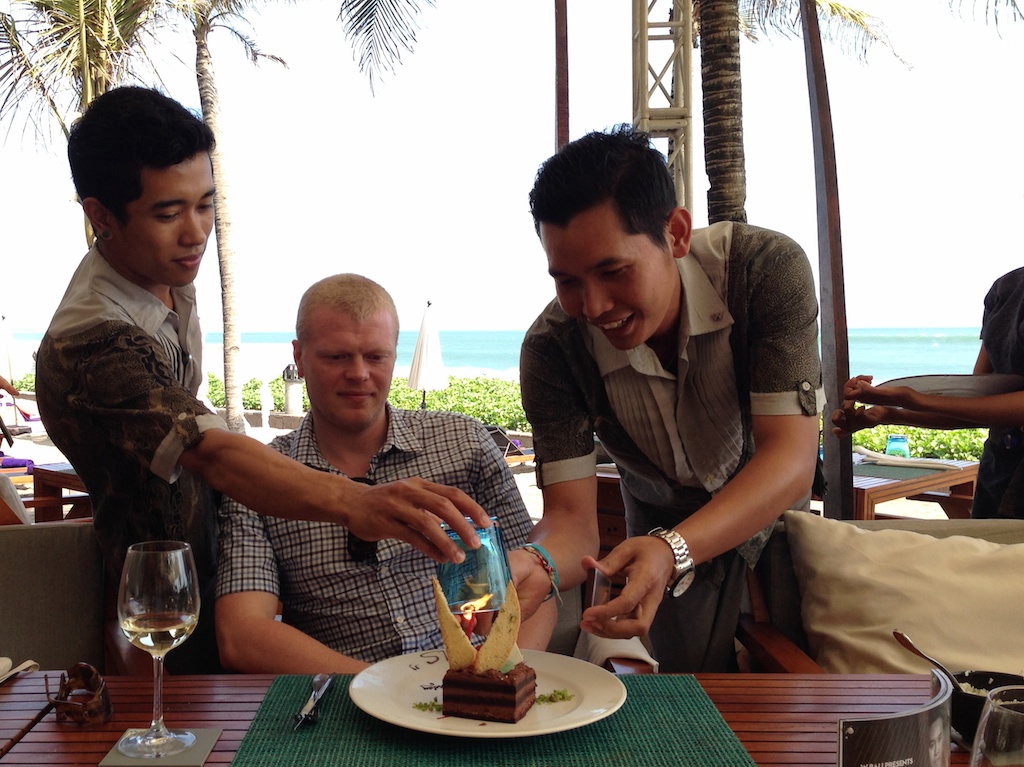 Claus får serveret fødselsdagskage på W-resort, Bali