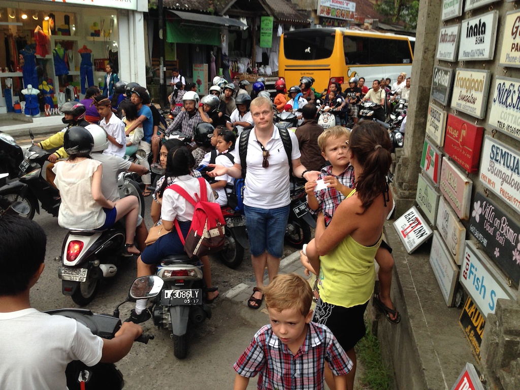 Claus, Oskar, Alfred og Helene blandt de mange scootere i Ubud