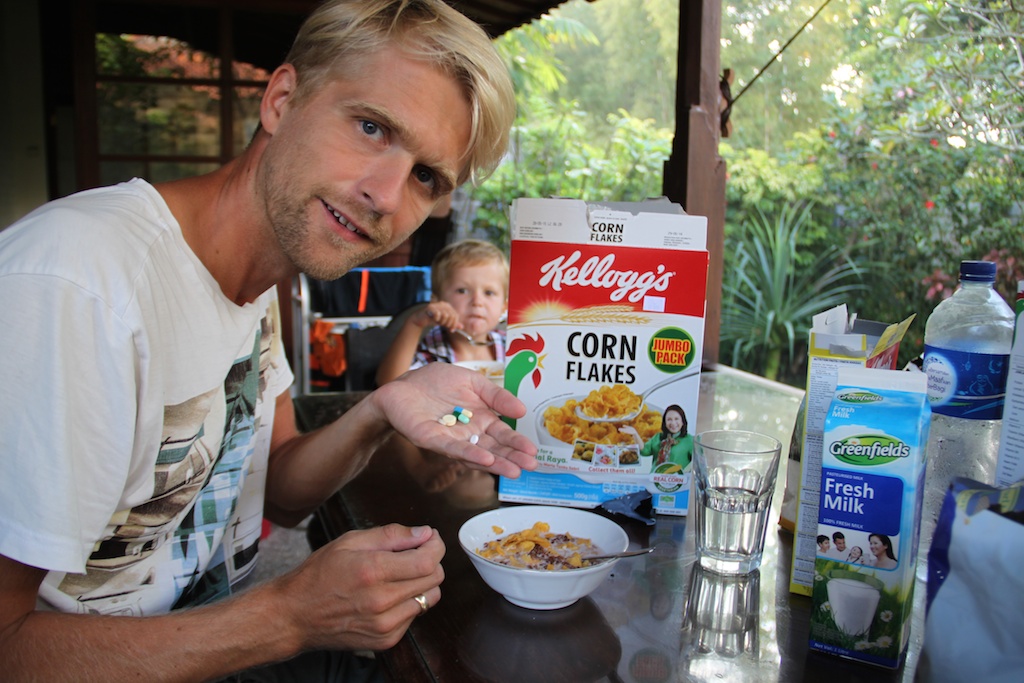 Rasmus spiser cornflakes med masser af farvede piller til morgenmad