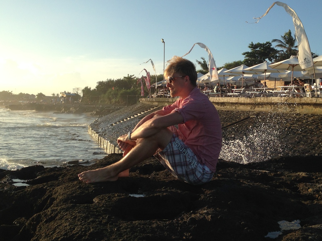 Rasmus på klippen foran templet ved Echo Beach