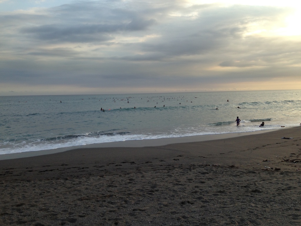 Masser af surfere ved Old Mans, Canggu