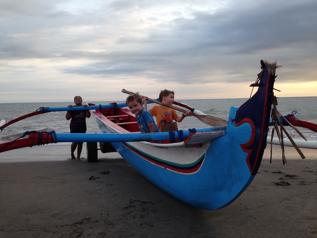 Alfred og Oskar i en outrigger kano, Canggu, Bali