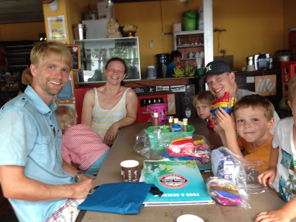 Rasmus, Sine, Tove, Tilde, Bruno, Oskar og Alfred på Dian Cafe 2 ved Batu Bolong