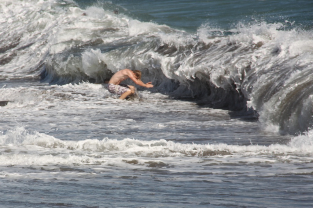 Rasmus bader i shorebreaken ved Batu Bolong