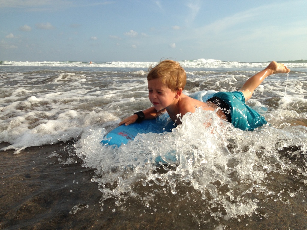 Oskar laver nosedive på boogie board, Echo Beach