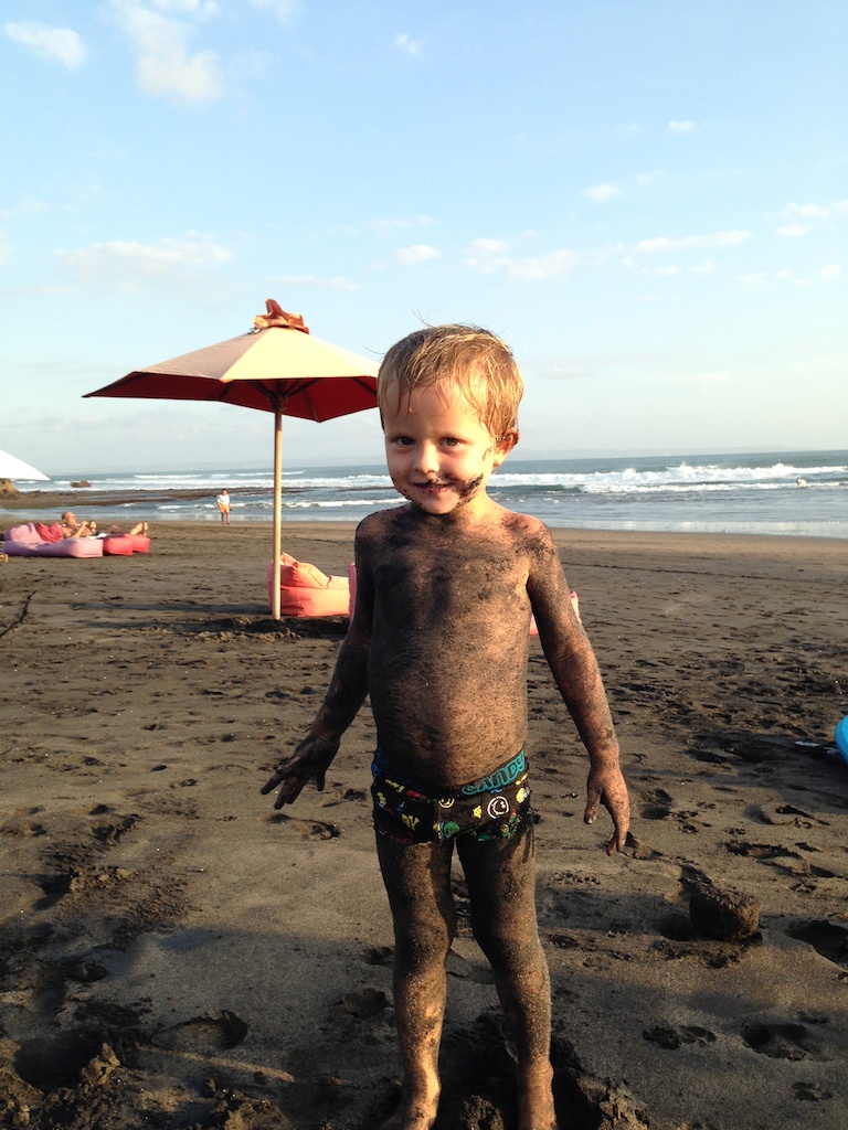 Alfred med sort sand over hele kroppen - Echo Beach