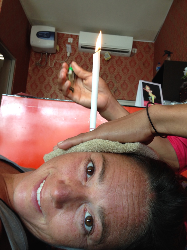 Helene med ear candle i øret