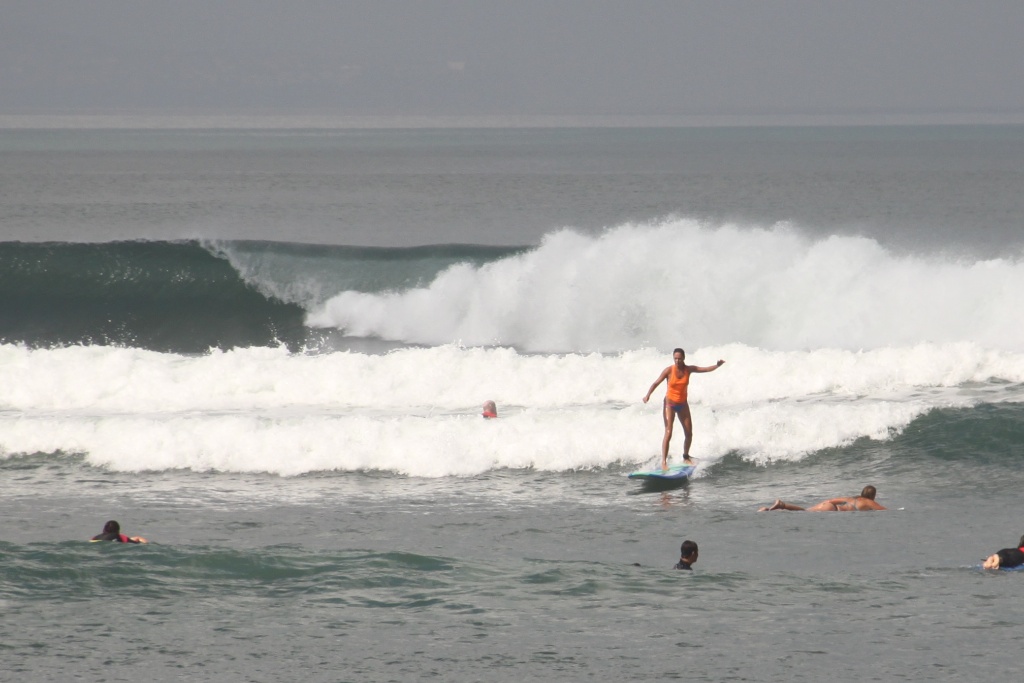 Helene surfer ved Batu Bolong