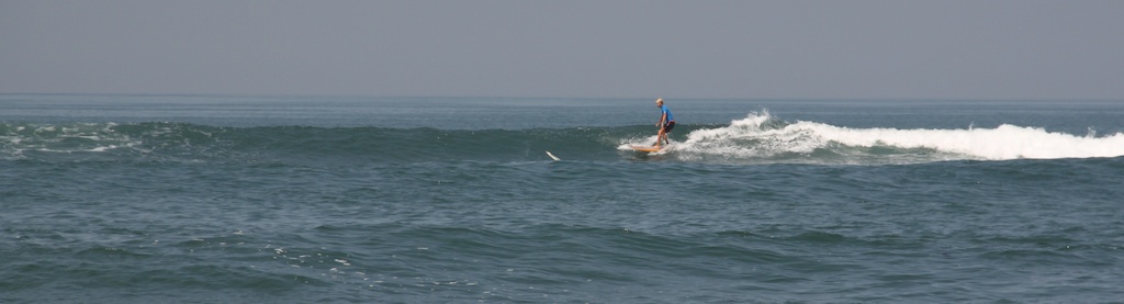 Rasmus surfer ved old mans break