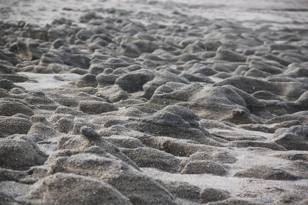 Sandsten på stranden ved Batu Bolong