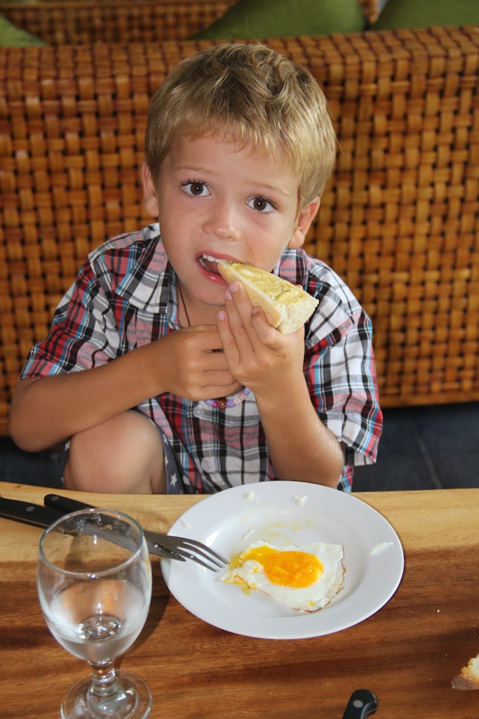 Oskar spiser flutes med sennep