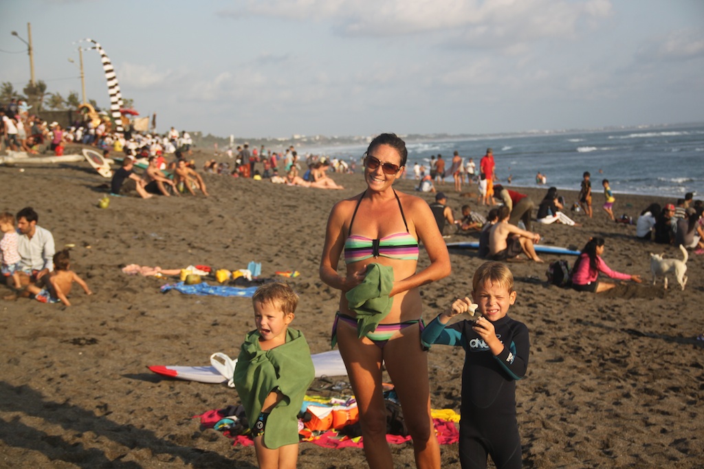 Alfred, Helene og Oskar på stranden ved Batu Bolong