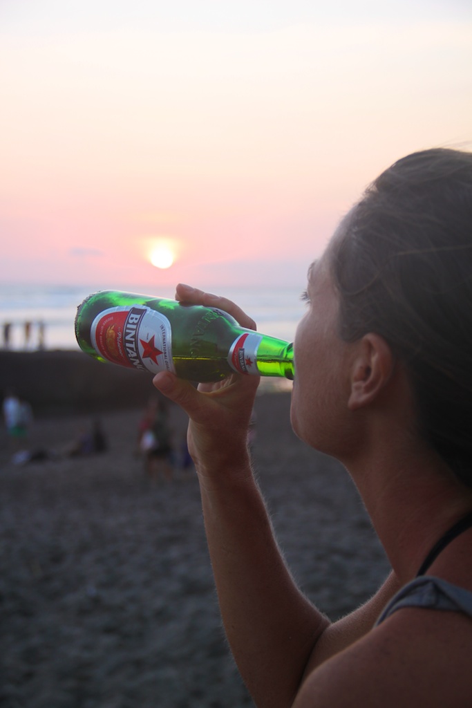 Helene drikker bintang i solnedgangen ved Batu Bolong