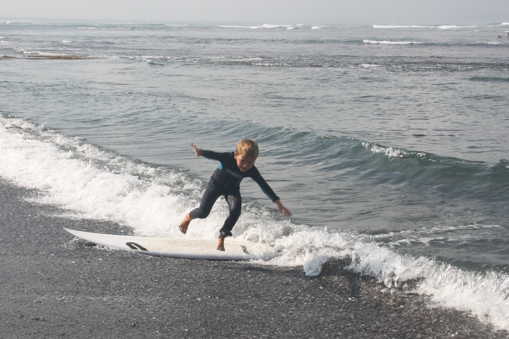 Oskar hopper af i strandkanten