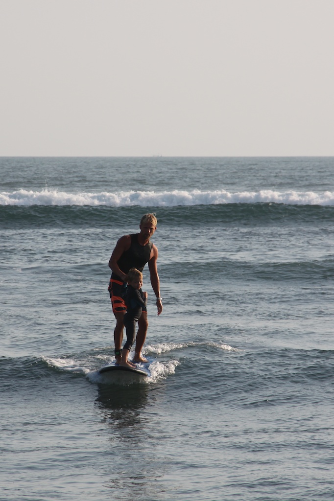 Rasmus og Oskar surfer på samme bræt