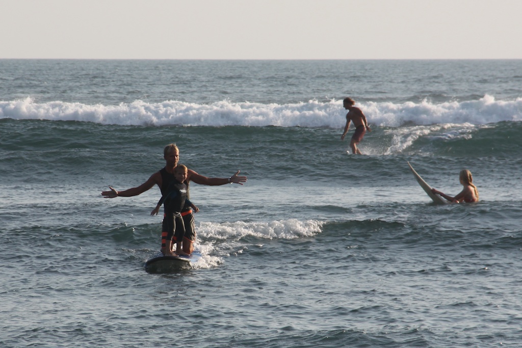 Rasmus og Oskar surfer tandem ved Batu Bolong