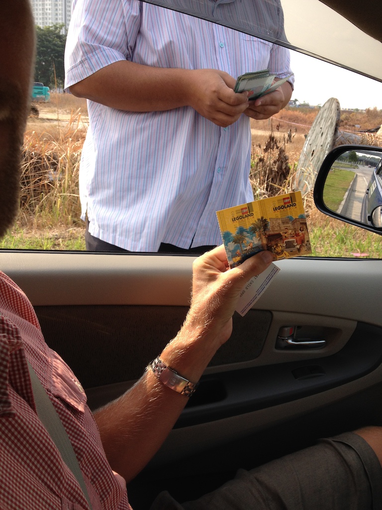 Rasmus køber billetter til Legoland Malaysia på motorvejen i vejkanten