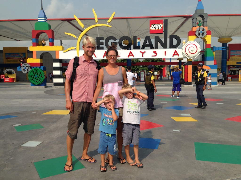 Rasmus, Helene, Alfred og Oskar foran indgangen til Legoland Malaysia