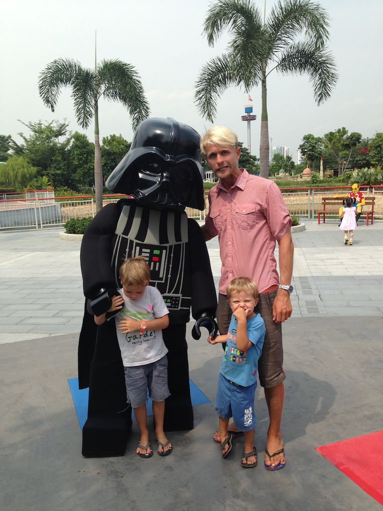 Rasmus, Oskar, Alfred og Darth Vader legomand