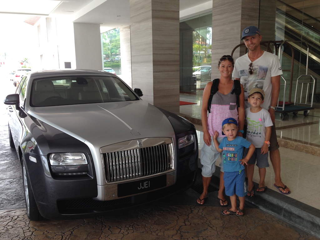 Helene, Rasmus, Alfred og Oskar ved en Rolls-Royce foran vores hotel