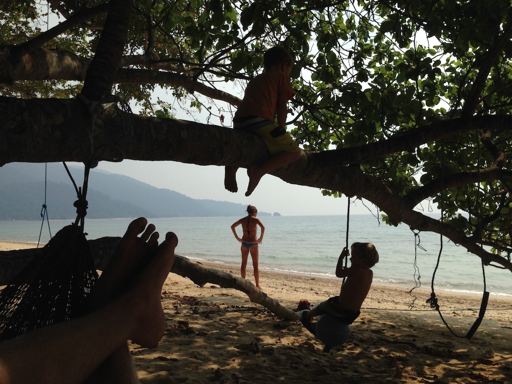 Oskar kravler i træet, Alfred gynger, Helene står på stranden, mens Rasmus fotograferer fra hængekøjen