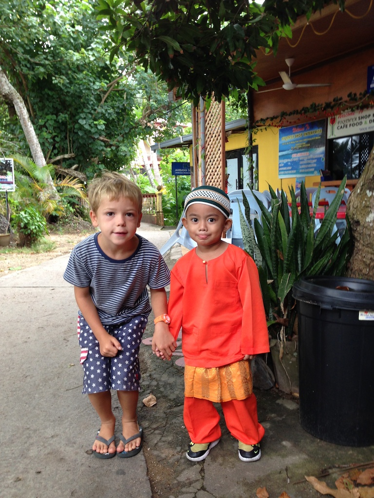 Oskar og nabosønnen på Pulau Tioman