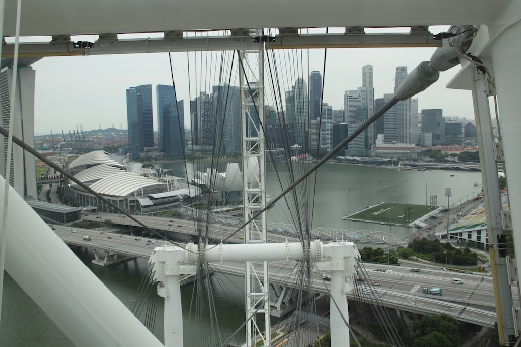 Singapore Flyer fra en af gondolerne med downtown i  baggrunden