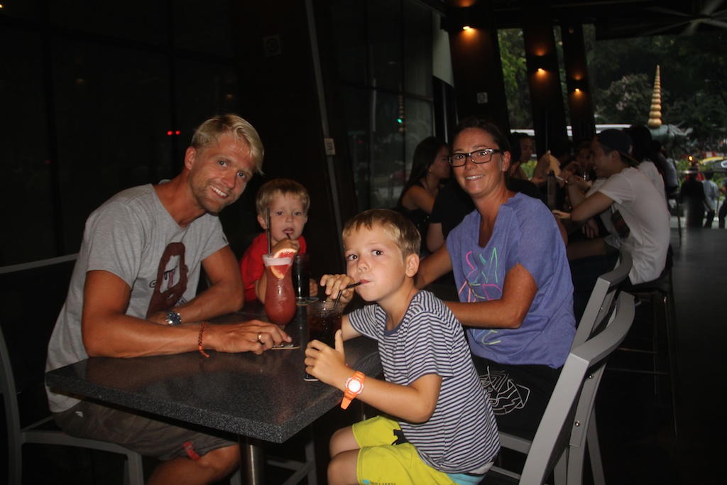 Rasmus, Alfred, Helene og Oskar med drinks på cafe i Singapore