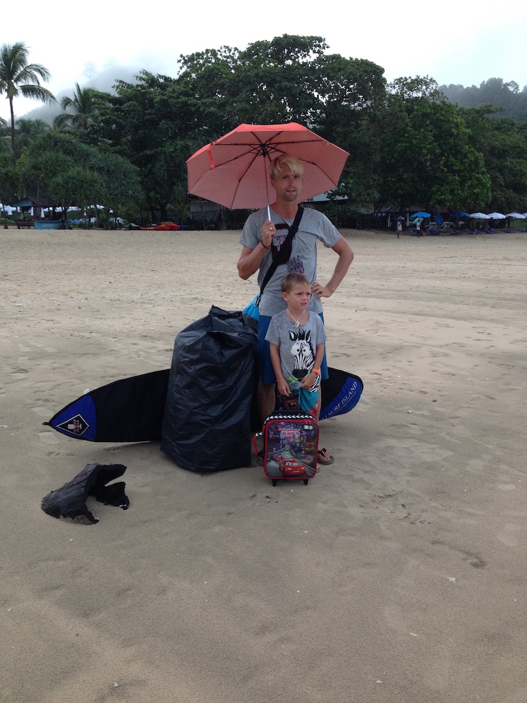 Rasmus og Oskar med bagage i regnvejr på stranden på Ko Mook