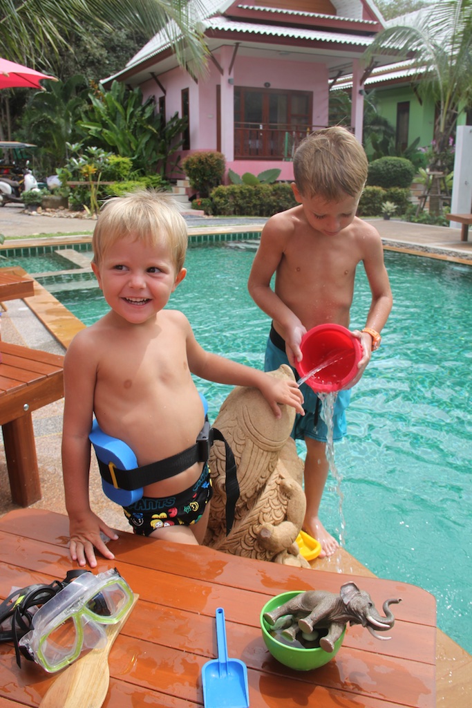 Alfred og Oskar ved poolen på Pinky Bungalows