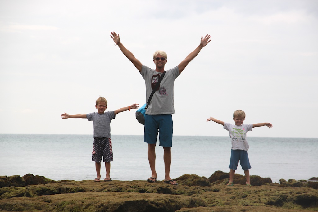 Oskar, Rasmus og Alfred på klipperne i strandkanten