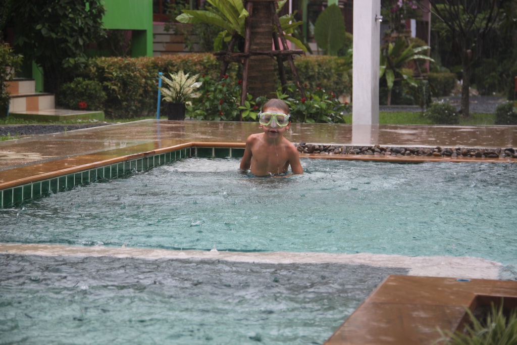 Oskar med dykkermaske i poolen i regnvejr