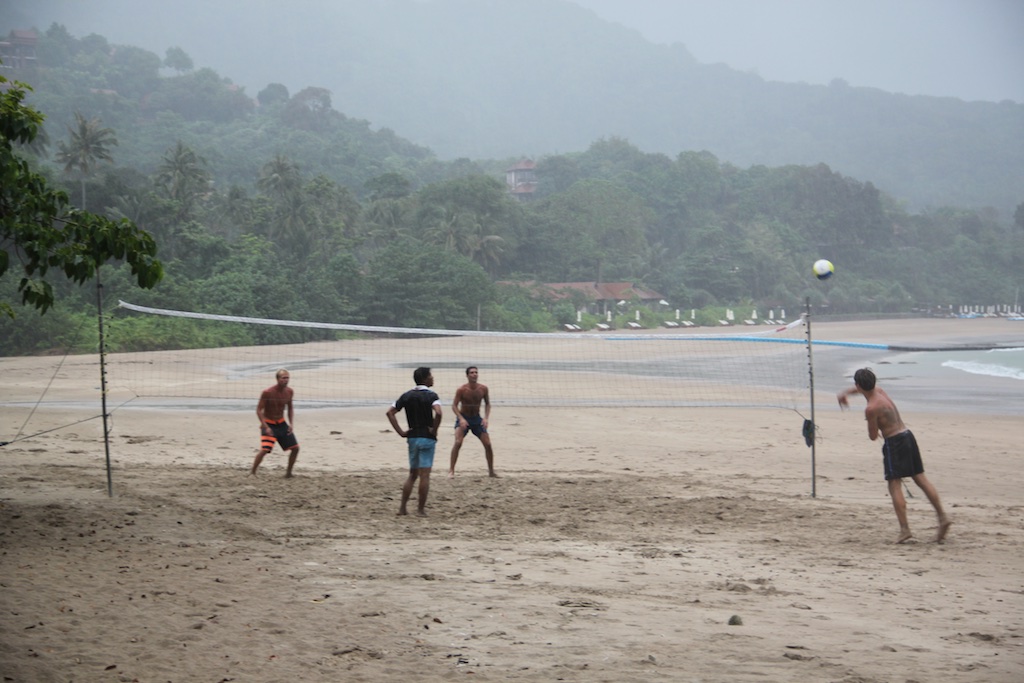 Rasmus, Mikkel og to andre spiller beach volley i regnen på Ba Kan Tieng Beach