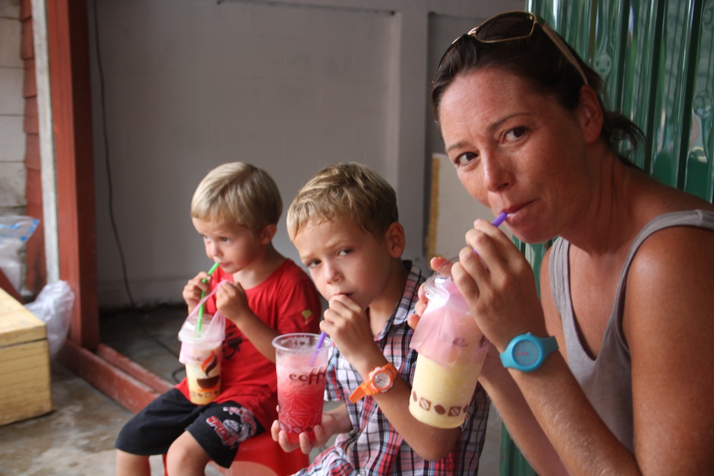 Alfred, Oskar og Helene drikker frisklavet frugtsmoothie i Old Town på Ko Lanta