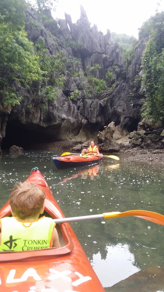 Kajakker ved Dark Cave i Halong Bay