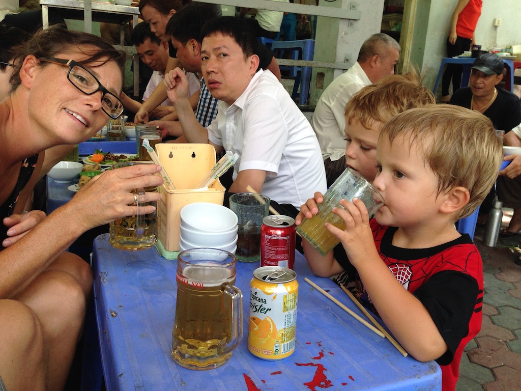 Helene, Oskar og Alfred på street food restaurant i Hanoi